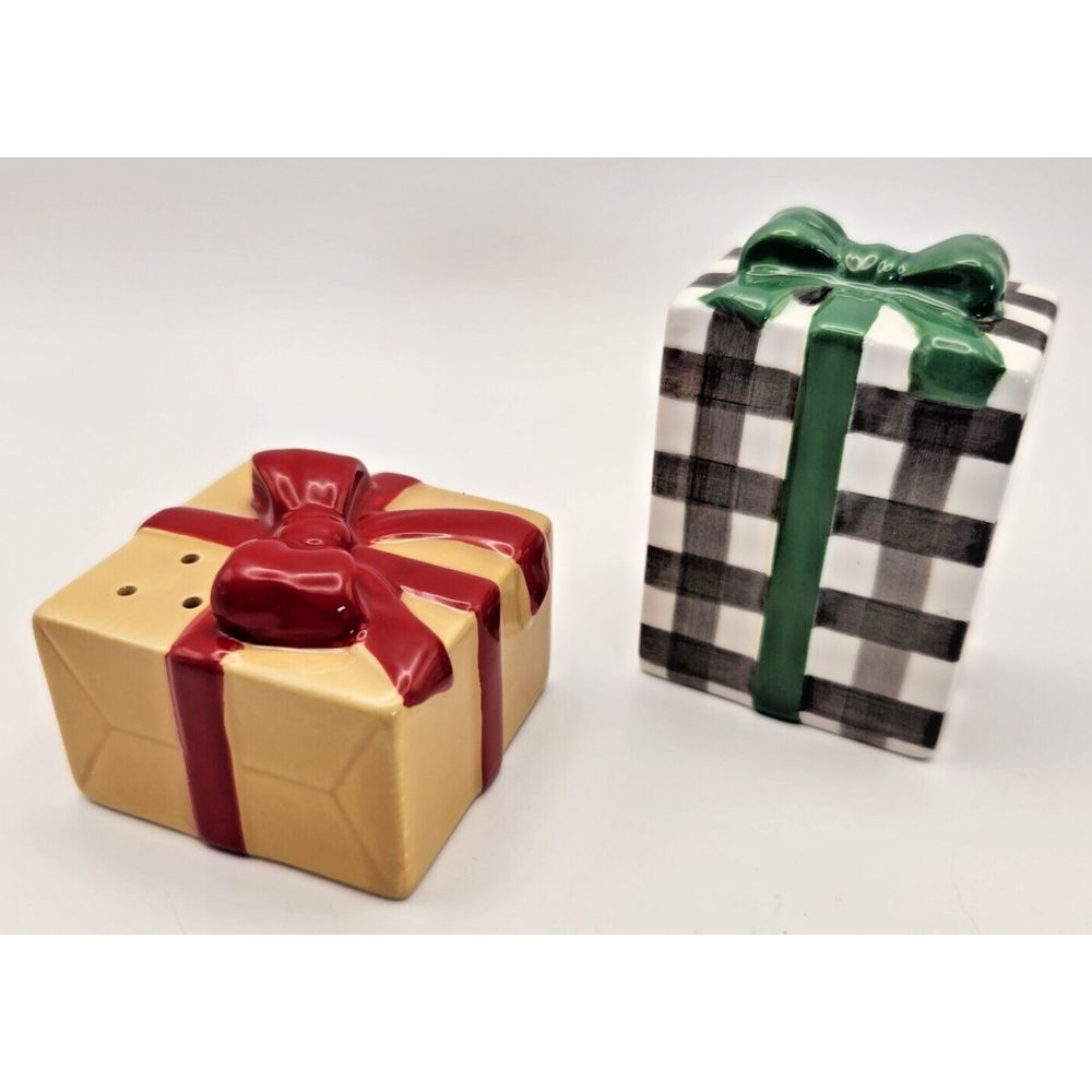 2023‎ Hallmark VIP Salt & Pepper Shaker Set Christmas Present Gift Box New